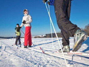 Kolem lipenského jezera je pro běžkaře upravených přes 100 kilometrů tras